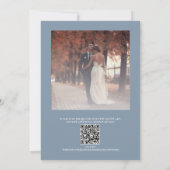 Elegante Stofblauwe Monogram Foto Overlay Bruiloft Kaart (Achterkant)