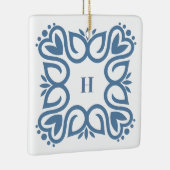 Elegante Stofblauwe Monogram Script Keramisch Ornament (Rechts)