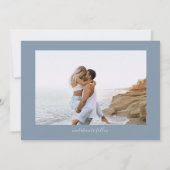 Elegante Stofblauwe Monogram Wapen Huwelijk Save The Date (Achterkant)