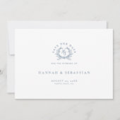 Elegante Stofblauwe Monogram Wapen Huwelijk Save The Date (Voorkant)