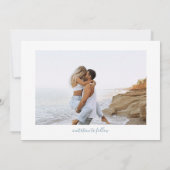 Elegante Stofblauwe Monogram Wapen Huwelijk Save The Date (Achterkant)