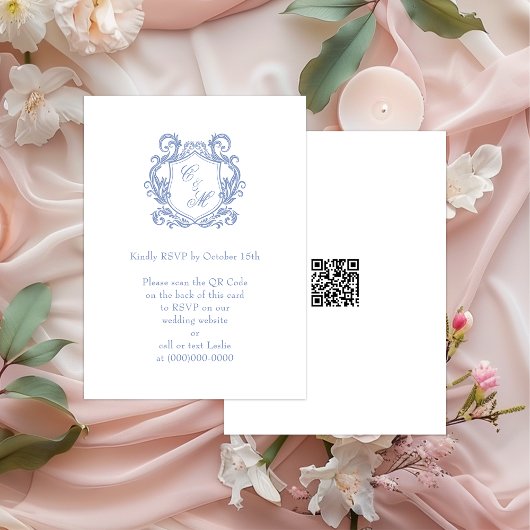 Elegante Stofblauwe Monogram Wapen QR Code RSVP Informatiekaartje