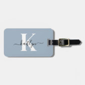 Elegante Stofblauwe Script Monogram Bagagelabel (Voorkant horizontaal)