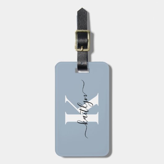 Elegante Stofblauwe Script Monogram Bagagelabel (Voorkant verticaal)