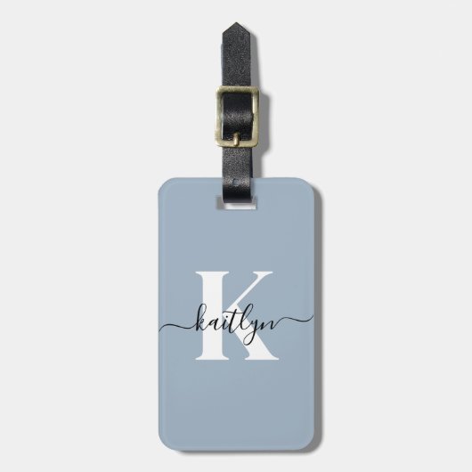 Elegante Stofblauwe Script Monogram Bagagelabel (Voorkant verticaal)