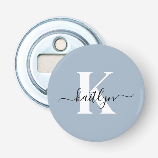 Elegante Stofblauwe Script Monogram Button Flesopener (Voorkant)