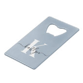 Elegante Stofblauwe Script Monogram Creditkaart Flessenopener (Voorkant Gekanteld)