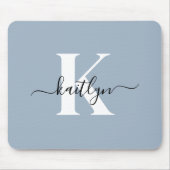 Elegante Stofblauwe Script Monogram Muismat (Voorkant)