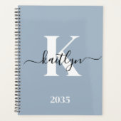 Elegante Stofblauwe Script Monogram Planner (Voorkant)