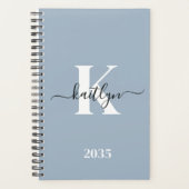 Elegante Stofblauwe Script Monogram Planner (Voorkant)