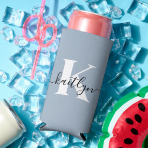 Elegante Stofblauwe Script Monogram Seltzer Blikjeskoeler