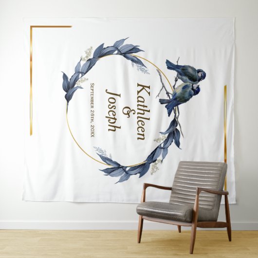 Elegante Stofblauwe Vogels Witte Trouw Achtergrond Wandkleed (In Situ (horizontaal))