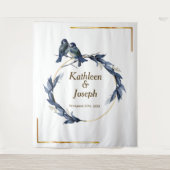 Elegante Stofblauwe Vogels Witte Trouw Achtergrond Wandkleed (Voorkant)