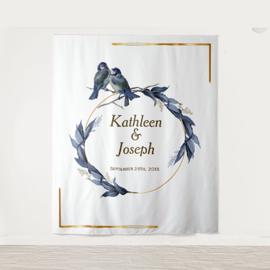 Elegante Stofblauwe Vogels Witte Trouw Achtergrond Wandkleed (Voorkant)