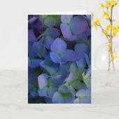 Elegante stoffige blauw paarse bloemen kaart (Gele Bloem)