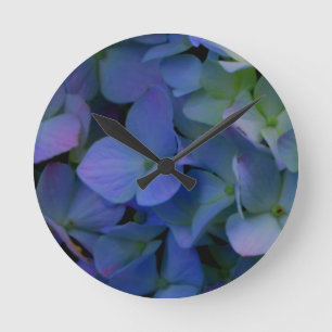 Elegante stoffige blauw paarse bloemen ronde klok