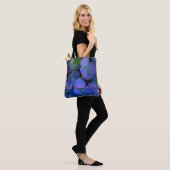 Elegante stoffige blauw paarse bloemen tote bag (Op model)