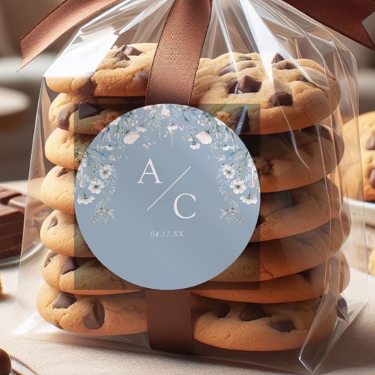 Elegante stoffige blauwe bloemen bloemenbruiloft ronde sticker