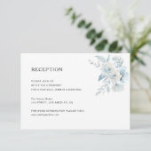 Elegante stoffige blauwe bloemen bruiloft receptie RSVP kaartje (Staand voorkant)