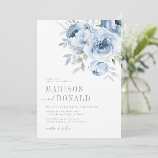 Elegante stoffige blauwe bloemen bruiloft uitnodig kaart (Staand voorkant)