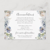 Elegante stoffige blauwe bloemenbruiloft accommoda informatiekaartje (Voorkant)