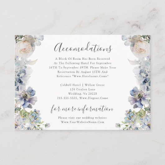 Elegante stoffige blauwe bloemenbruiloft accommoda informatiekaartje (Voorkant)