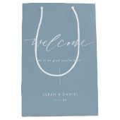 Elegante stoffige blauwe bruiloft welkomstgeschenk medium cadeauzakje (Voorkant)