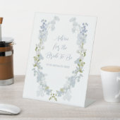 Elegante stoffige blauwe douche advies aan de brui reclamebord met voetstuk (Insitu)