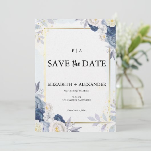 Elegante stoffige blauwe en gouden bloemenbruiloft save the date (Staand voorkant)