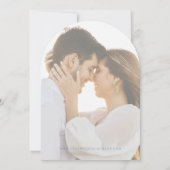 Elegante stoffige blauwe kalligrafie boog bruiloft kaart (Achterkant)