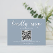 Elegante Stoffige Blauwe Kalligrafie QR Code Bruil RSVP Kaartje (Staand voorkant)