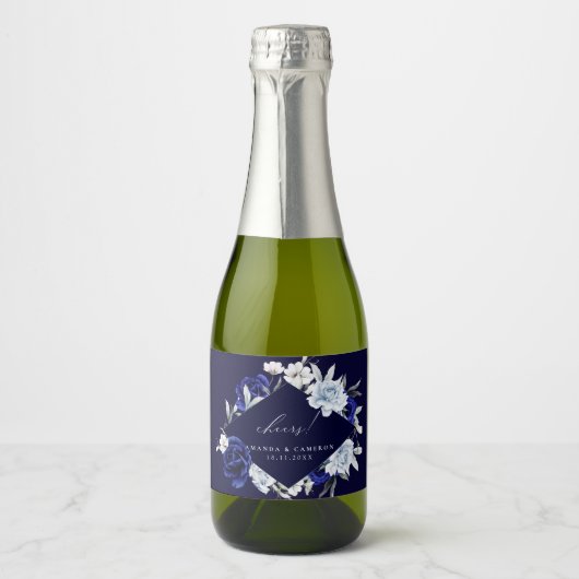 Elegante stoffige blauwe marine bloemenbruiloft sparkling wijnetiket (Voorkant)