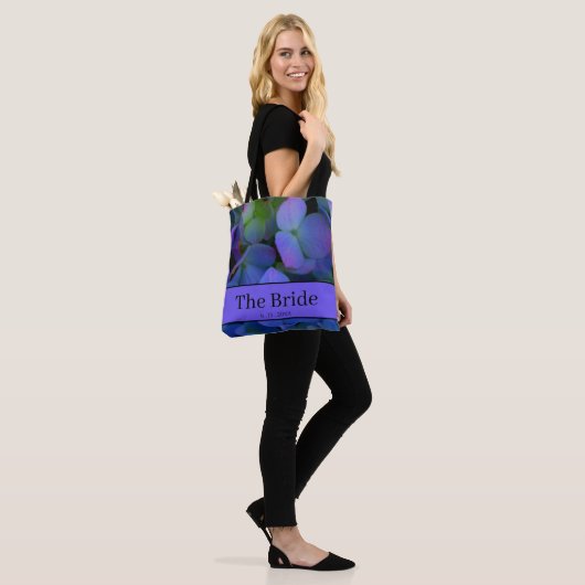 Elegante stoffige blauwe paarse bloem tote bag (Op model)