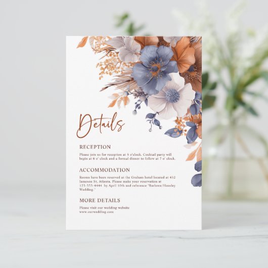 Elegante stoffige blauwe roest terracotta bruiloft informatiekaartje (Staand voorkant)