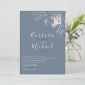 Elegante stoffige blauwe verlovingsuitnodiging met kaart (Staand voorkant)