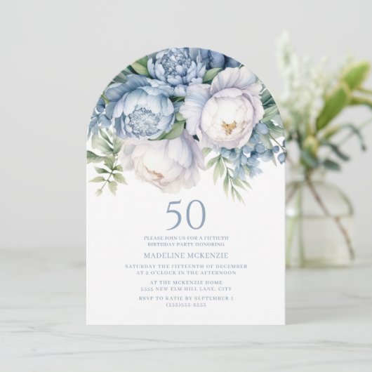 Elegante stoffige blauwe witte bloem 50e verjaarda kaart (Staand voorkant)