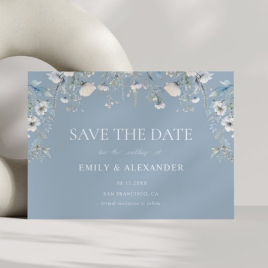 Elegante stoffige blauwe witte bloemen foto bruilo save the date