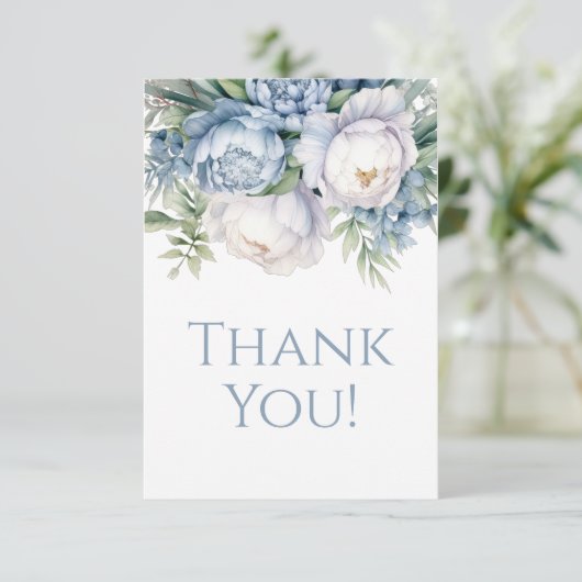 Elegante stoffige blauwe witte bloemenverjaardag D Bedankkaart (Staand voorkant)
