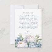Elegante stoffige blauwe witte bloemenverjaardag D Bedankkaart (Achterkant)