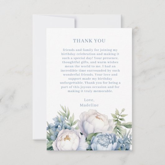 Elegante stoffige blauwe witte bloemenverjaardag D Bedankkaart (Achterkant)