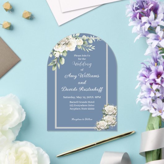 Elegante stoffige blauwe witte rozen bruiloft acryl uitnodigingen (Insitu (Huwelijk))