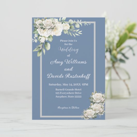 Elegante stoffige blauwe witte rozen bruiloft uitn kaart (Staand voorkant)