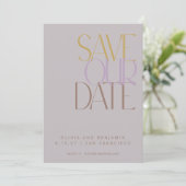 Elegante stoffige lila mid century moderne typogra save the date (Staand voorkant)