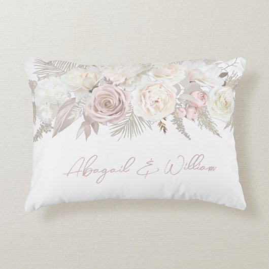 Elegante stoffige roos & ivoorwitte bloemige trouw accent kussen (Voorkant)