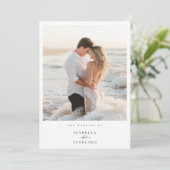 Elegante strand foto minimalistische bruiloft uitn kaart (Staand voorkant)
