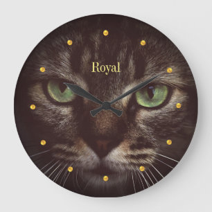 Elegante tabby kat en gouden stippen grote klok