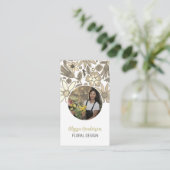 Elegante Tan & Witte Bloem Foto QR Code Logo Visitekaartje (Staand voorkant)