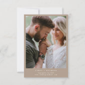 Elegante Taupe botanische kam monogram bruiloft Save The Date (Achterkant)