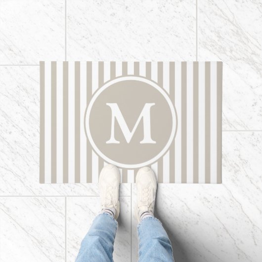 Elegante Taupe Strepen Monogram Deurmat (Binnen)