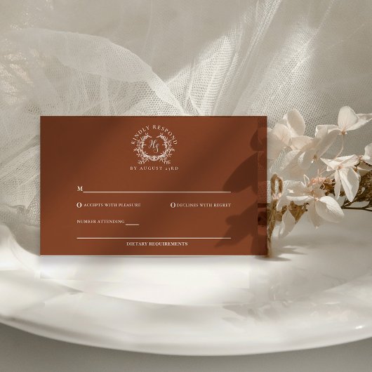 Elegante Terra Cotta Monogram Crest QR Code Trouwd RSVP Kaartje
